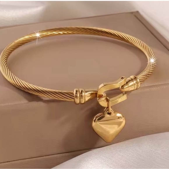 Anthropologie Accessories - Anthropologie Gold Heart Charm Bracelet